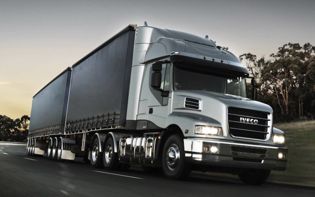 serebristyy-gruzovik-iveco-oboibox-ru