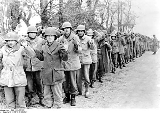 bundesarchiv_bild_183-j28589-_kriegsgefangene_amerikanische_soldaten-1